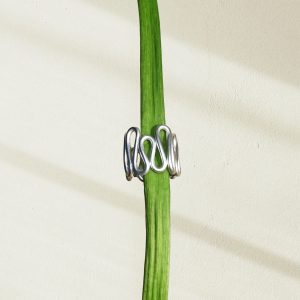 Anillo olas plateadas